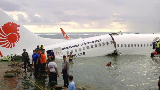 Bali-Lion Air lands in sea-04